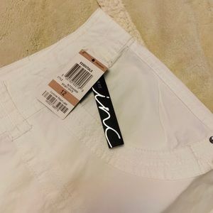White short ( calf ) pants